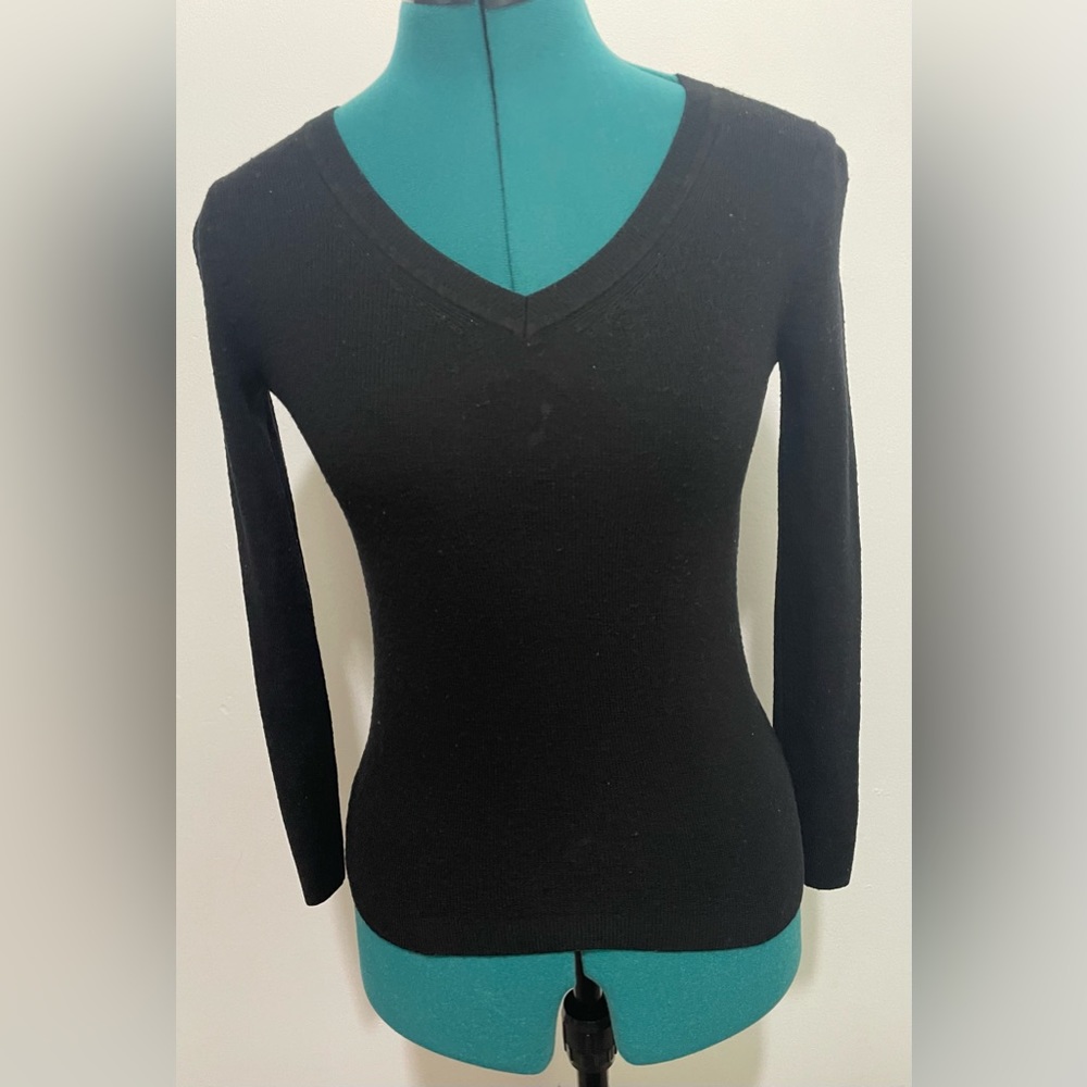Banana Republic long sleeve v-neck black sweater - Picture 1 of 10